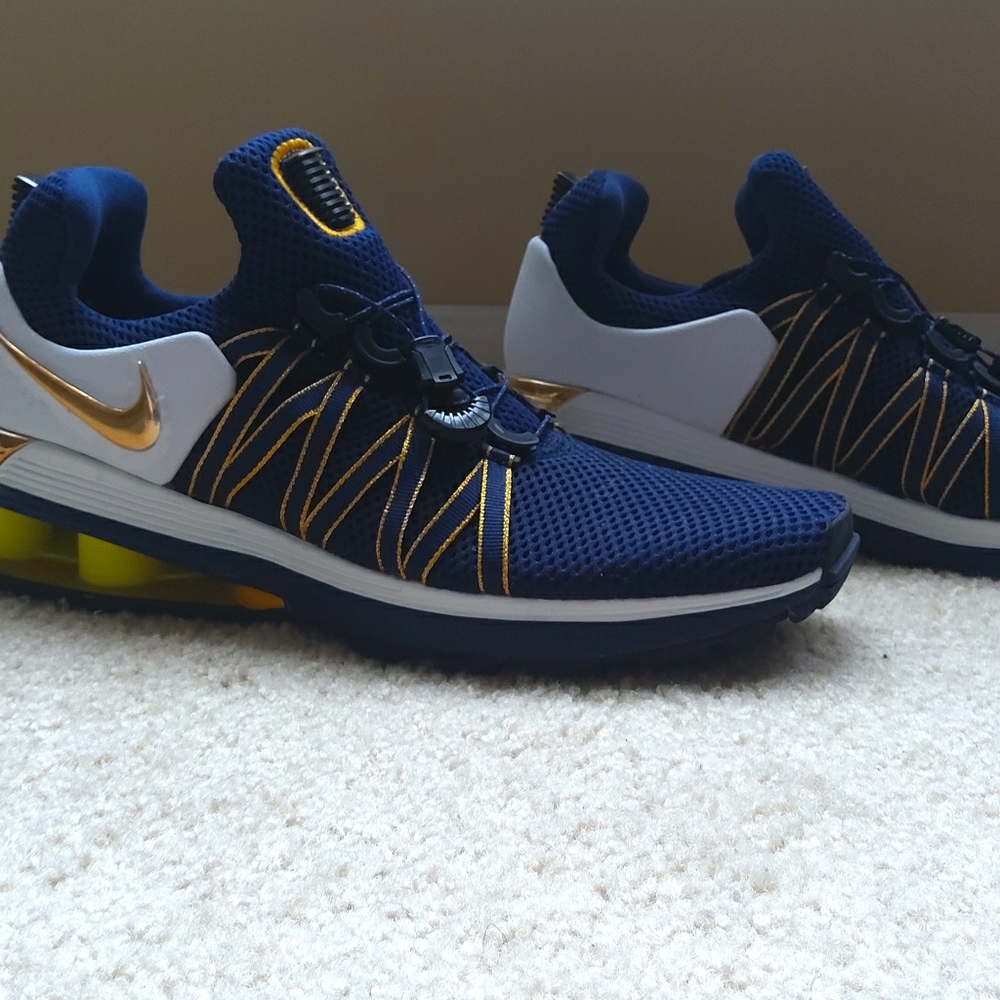 (BRAND NEW) NIKE SHOX GRAVITY SIZE 10 MEN'S GOLD/